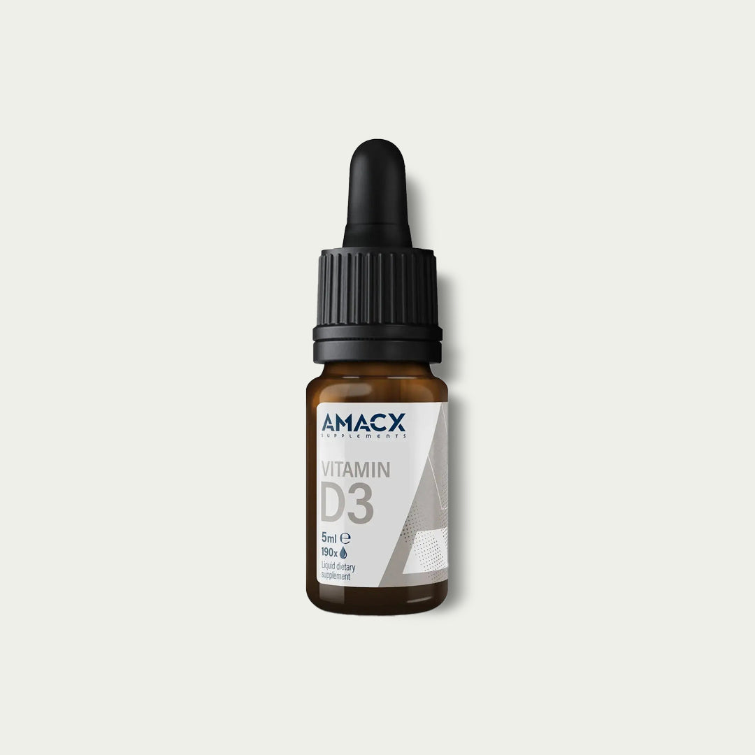 Bruin glazen flesje met pipet van Amacx, etiket met ‘Vitamin D3’, 5 ml voedingssupplement.