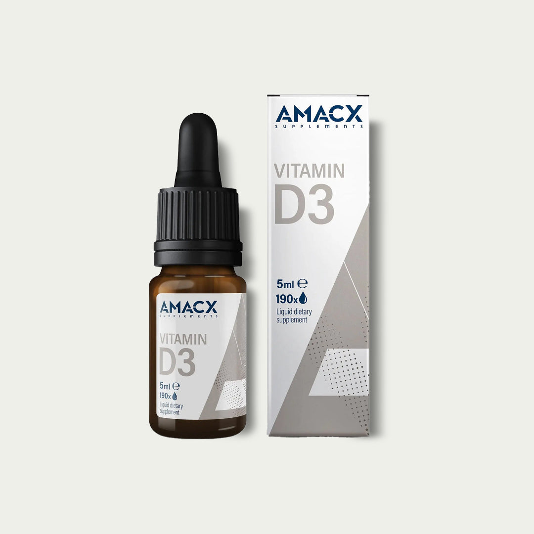 Amacx Vitamin D3-supplement, 5 ml glazen flesje met pipet naast bijpassend doosje in grijs-witte verpakking.