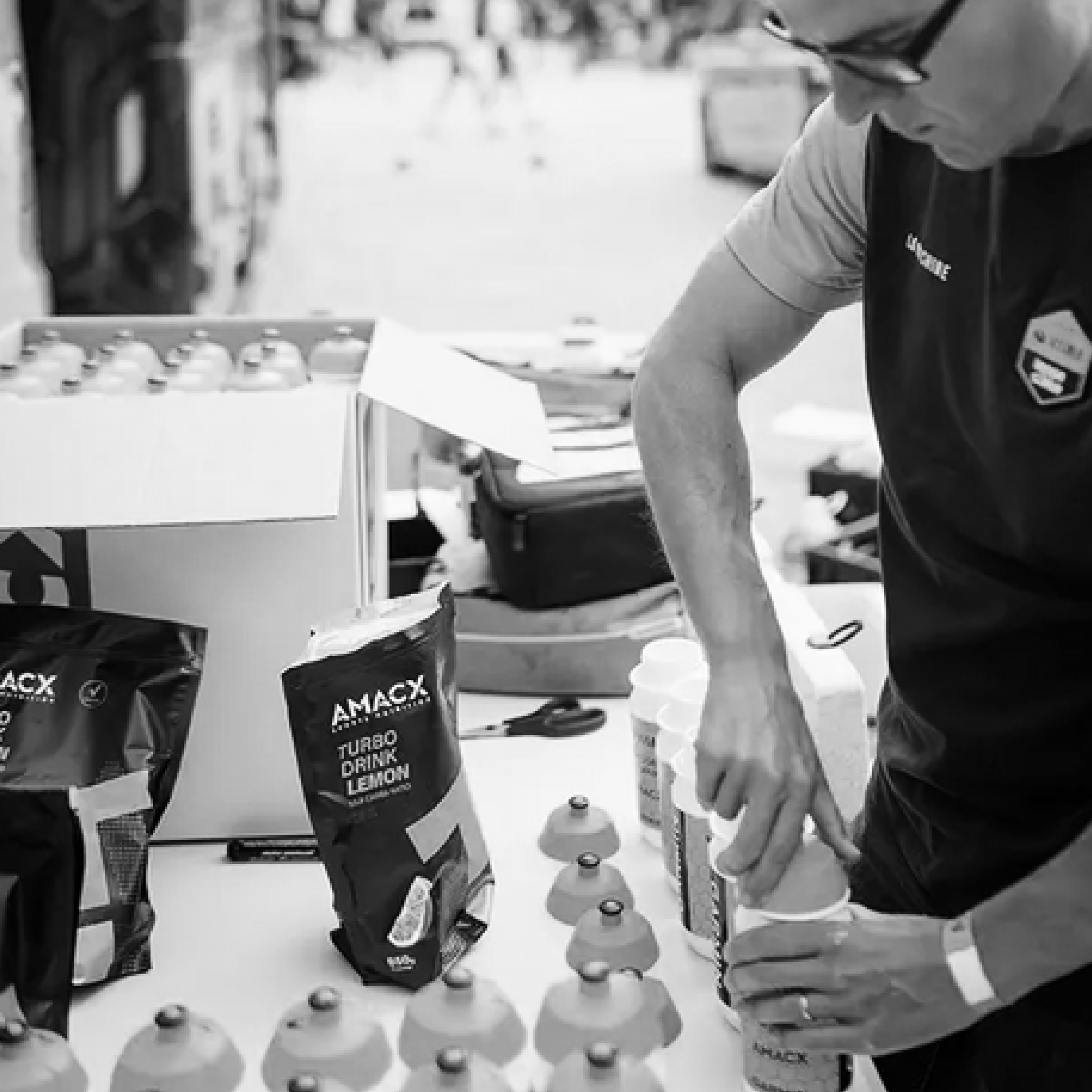 Coach vult Amacx Turbo Drink Lemon voor een wielerploeg – voorbereiding zonder stress, met voeding die werkt.