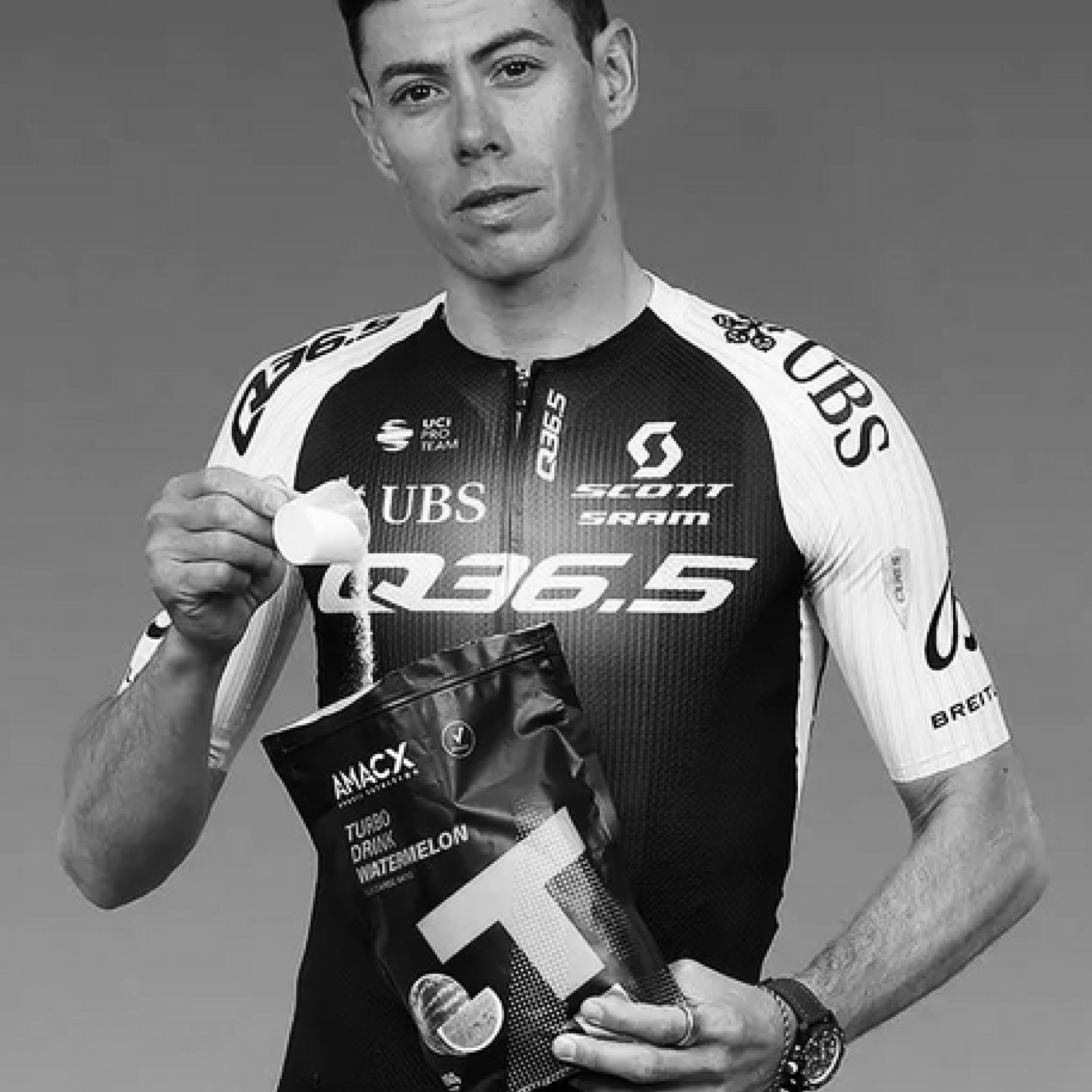 Wielrenner vult zijn bidon met Amacx sportdrank – voorbereid en gefocust onderweg.